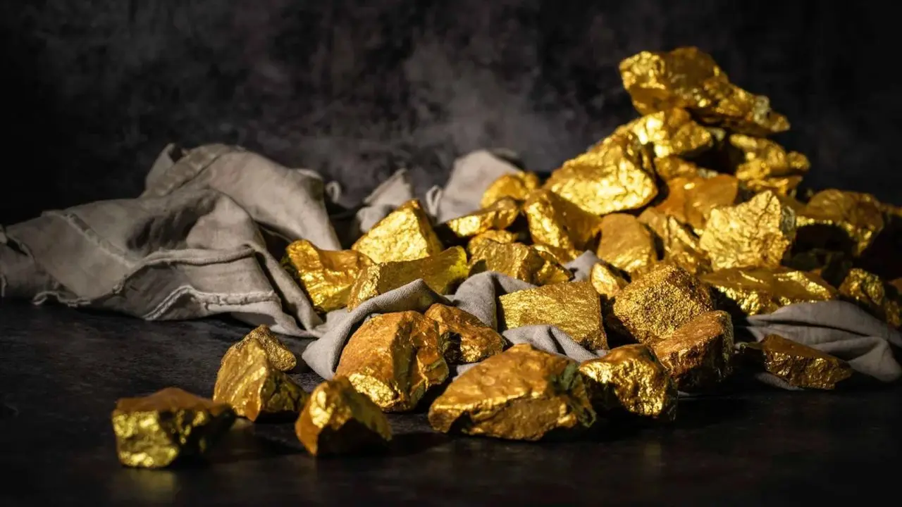 Harga Emas Dunia Ditutup Melemah Pekan Ini, Turun 4 Persen